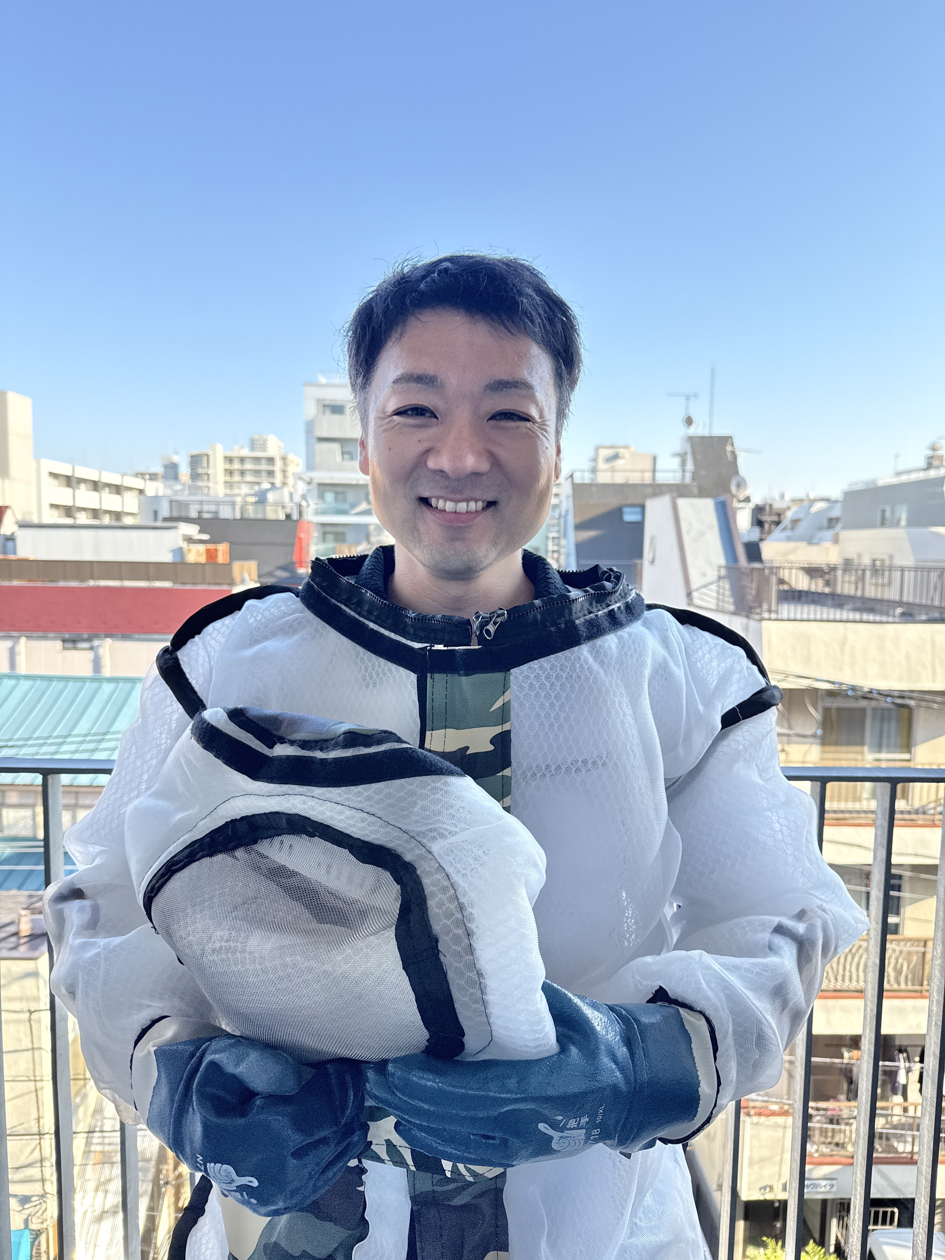 代表・井手が防護服姿で笑顔